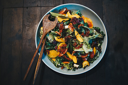 混合蔬菜沙拉加橄榄油绿色蔬菜饮食美食沙拉叶子盘子食物午餐图片