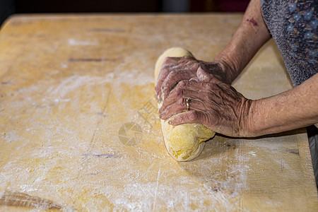 外祖母准备自制意大利面乐趣面包糕点厨房女孩围裙桌子面粉混合物烹饪图片