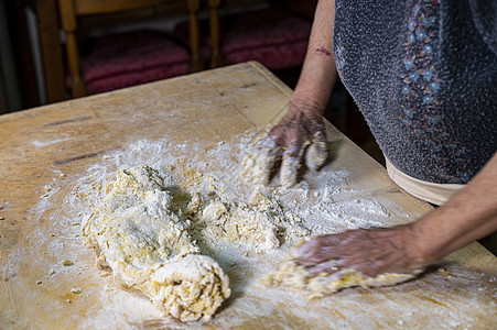 外祖母准备自制意大利面食物围裙乐趣蛋糕孙女奶奶烘烤面包馅饼孩子图片