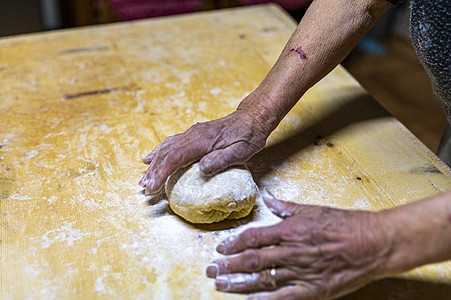 外祖母准备自制意大利面糕点馅饼厨房烹饪祖母面包师女孩孙女乐趣食物图片
