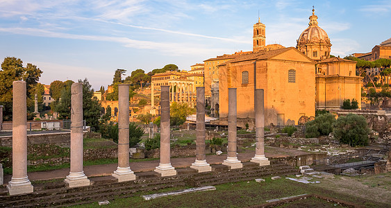在意大利罗马罗马古罗马建筑上 以蓝色的天空照亮了日出光芒论坛景观历史性旅游教会石头艺术太阳废墟地标图片