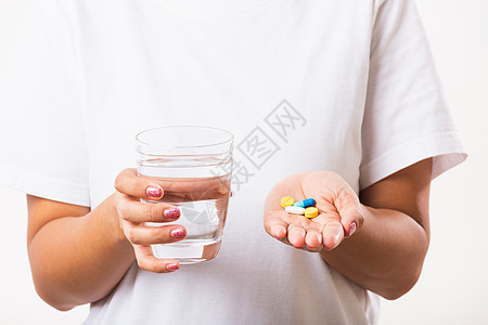 妇女手持避孕药 准备就绪 用一杯水来服药女性压力玻璃抗生素发烧治疗微笑药片福利止痛药图片