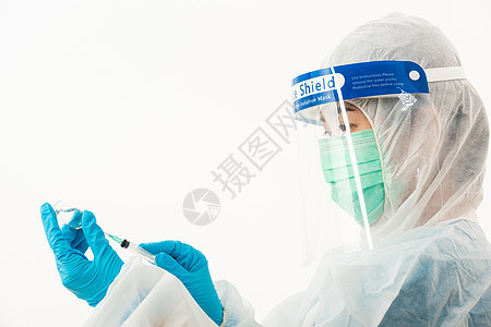 身穿 PPE 制服的女医学科学家戴着面罩防护罩和塑料面罩 用于疫苗和注射器检疫冠状病毒爆发 COVID19 在白色背景下分离护士图片