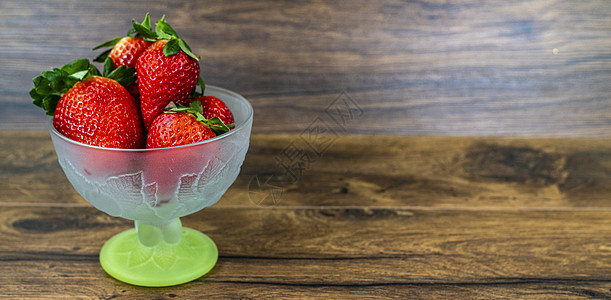 一小杯成熟草莓的旗帜插图菜单饮食艺术甜点浆果食物叶子奶油水果图片