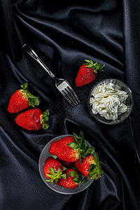 含熟的草莓和奶油盘子浆果美食咖啡餐厅勺子面包蜂蜜桌子糕点图片