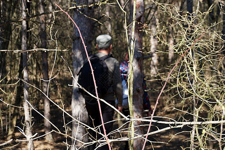 一个男人和一个女孩背着背包 穿过一个密密的森林图片