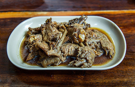 烤鸭翅在酱油中炖 中国风格在白菜上煮食物餐厅食品煮沸传统鸭子翅膀烹饪饮食桌子图片