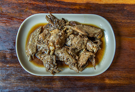 烤鸭翅在酱油中炖 中国风格在白菜上煮食品营养油炸食物桌子美食午餐煮沸翅膀餐厅图片