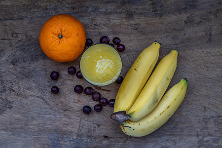 健康成熟的黄芒果滑板 在玻璃和香蕉 橙色和葡萄水果热带果味养分果汁季节芳香饮食橙子排毒图片