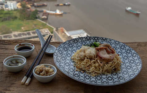 与烤猪猪和旺顿的鸡蛋面食谱午餐菜单风格美食美味食品食物面粉猪皮图片