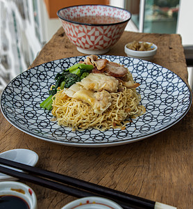 鸡蛋大餐与烤猪猪和 Wonton服务 以清汤粤菜盘子猪皮面条饮食营养品风格勺子美食食物图片