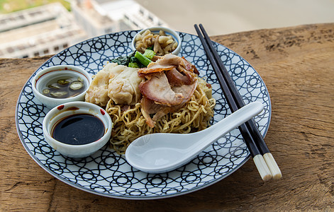 与烤猪猪和旺顿的鸡蛋面面粉早餐饮食猪肉午餐面条食物食品粤菜烹饪图片