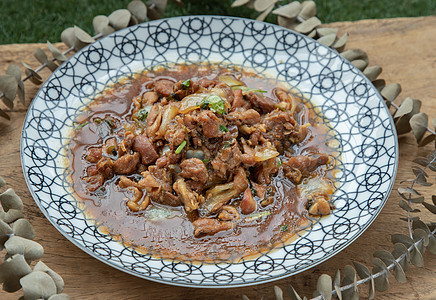 烤鸡和牡蛎酱放在瓷盘里早餐食谱美味辣椒草本植物美食胡椒香菜营养洋葱图片