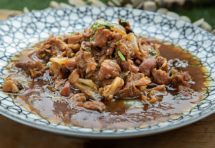 在陶瓷板上 和牡蛎酱一起贴近了斯特尔炸鸡营养早餐饮食午餐美味盘子营养品香菜草本植物美食图片