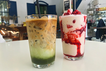 绿色茶和草莓滑雪店的甜点稻草杯子可可棕色奶油茶点苏打牛奶塑料玻璃图片