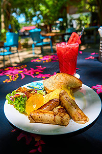 在热带岛屿的咖啡馆吃早餐图片