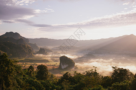 风景 泰国Phayao的Phu Lang Ka美丽的日出薄雾季节爬坡国家森林阳光荒野蓝色公园旅行图片