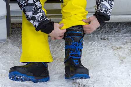 滑雪机的鞋带贴在特殊鞋子上 冬日阳光明媚 前视图片
