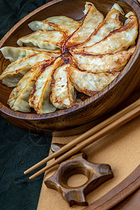 木碗上煎的日本青薯面条 配有酱油和筷子食物小吃午餐早餐桌子油炸烹饪盘子甜点美食图片