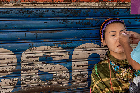 Yaowarat街头商贩服务客户面临被纱线抹去头发的美貌建筑传统文化社论旅游皮肤女性衣服旅行复古图片