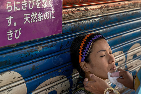 Yaowarat街头商贩服务客户面临被纱线抹去头发的美貌旅行城市洁面商业皮肤零售社论街道传统建筑图片