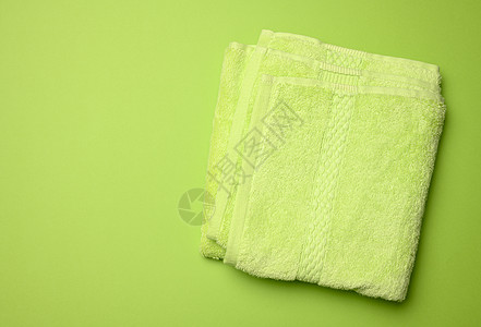 绿色背景 顶视图的折叠浴地绿毛巾图片