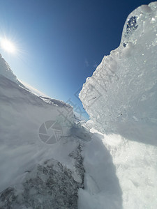 晴朗冬日的冰坡蓝色透明的冰纯蓝的天空长长的影子纯净的白雪覆盖的处女地季节水晶场地太阳结晶环境阳光生地天气蓝天图片