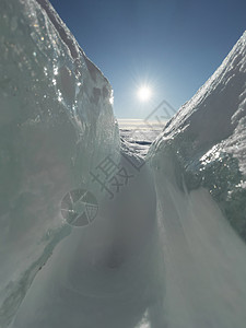 晴朗冬日的冰坡蓝色透明的冰纯蓝的天空长长的影子纯净的白雪覆盖的处女地脆皮太阳天气季节环境墙纸爬坡阳光场地生地图片