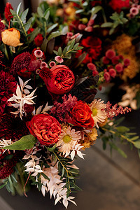 红色优雅的婚礼花束新鲜天然鲜花装饰白色庆典婚姻餐厅风格奢华接待新娘派对图片