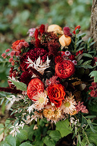 红色优雅的婚礼花束新鲜天然鲜花接待白色花朵婚姻庆典桌子新娘派对装饰环境图片