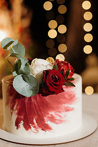 新婚夫妇结婚时的婚礼蛋糕裙子仪式婚姻紫色玫瑰食物夫妻巧克力花朵桌子图片