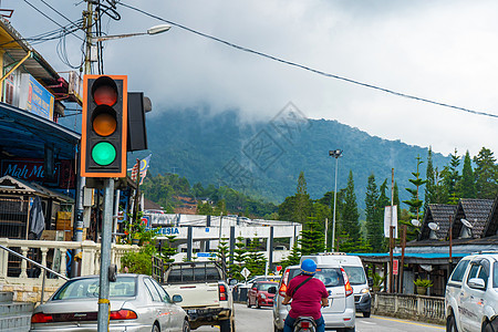 马来西亚山区城市街道的景色 云中山地的景象图片