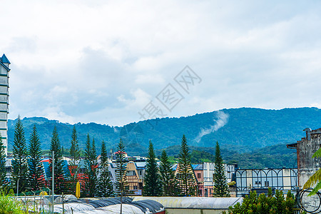 在一个高山山区地区一个美丽的现代村庄 有清洁空气小屋建筑旅游木头森林蓝色旅行爬坡财产农场图片