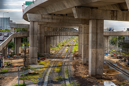 高速公路下面的铁路 有铁路的城市风景图片