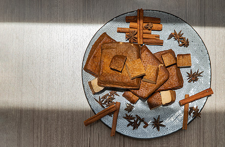 陶瓷板上传统的黑草豆腐饮食食品食物菜单大豆盘子早餐豆腐厨房油炸图片