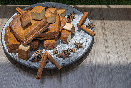 陶瓷板上传统的黑草豆腐烹饪菜单小吃油炸草本植物八角盘子大豆食物美食图片