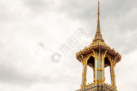 泰国最神圣的佛教寺庙玉佛寺的亭子顶部 它也是泰国象征性的强大宗教城市旅游吸引力建筑学旅行建筑观光寺院文化天空图片