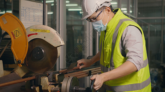 工人穿制服 安全头盔在切割前用磁带测量钢管的尺寸车轮建筑制造业作坊工程柔性刀刃生产机器工具图片