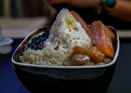 传统台湾冰雪甜点 包括太郎球和剃须冰饮食早餐午餐奶油冰镇土豆水果波霸玻璃营养图片