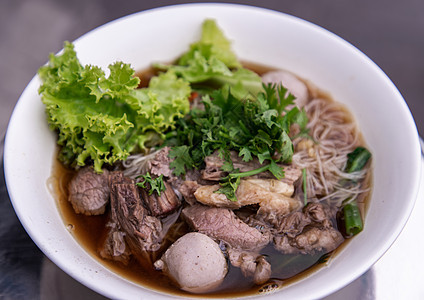 泰国清牛肉汤白米面 牛排 肉丸和蔬菜等杂质牛肉烹饪面条午餐早餐盘子挂面食物营养食品美食图片