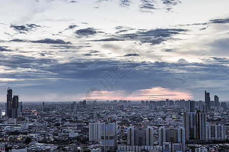 曼谷市中心城市风景与摩天大楼在晚上为这座城市提供现代风格办公室首都旅行建筑物地标商业建筑学社区地平线城市图片