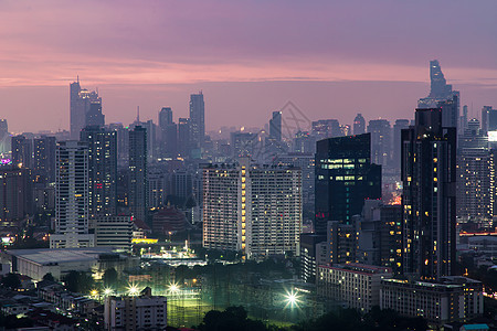 曼谷市中心城市风景与摩天大楼在晚上为这座城市提供现代风格商业建筑物首都戏剧性场景建筑学社区市中心办公室鸟瞰图图片