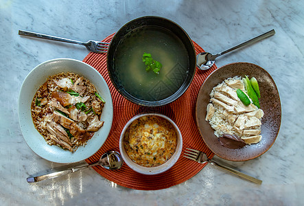 鸡米和泰国的炖猪腿加大米 鸡汤和烤鸡蛋煎蛋卷图片