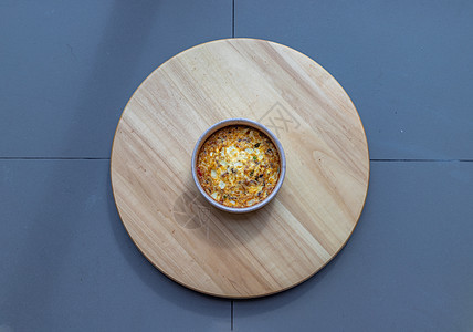 烤鸡蛋煎蛋卷放在木盘上房子饮食早餐草本植物午餐蒸汽蔬菜美食桌子厨房图片