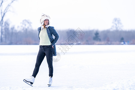 冬天在冰冻的湖边滑雪闲暇乐趣滑冰冒险池塘季节天气运动女性锻炼图片