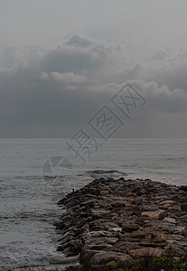 海浪在清晨冲击着 平静海滩的岩石海岸线海洋墙纸支撑天空蓝色海岸旅行飞溅场景图片