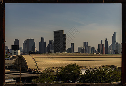 华蓝红站的屋顶和曼谷的天空背景旅游树木商业建筑物市中心摩天大楼办公室框架建筑车站图片