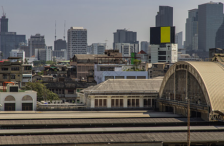 华蓝红站的屋顶和曼谷的天空背景首都窗户场景旅游商业建筑学蓝色地标铁路建筑图片