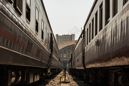 两列火车停在华灯红火车站等候乘客的平台上 车道城市交通历史性运输建筑金属铁路地标力量引擎背景图片
