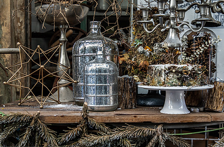 古色古香的烛台和干植物干花松果与玻璃瓶装饰在咖啡馆的木桌上艺术派对文化生活瓶子蜡烛店铺历史咖啡店芳香图片